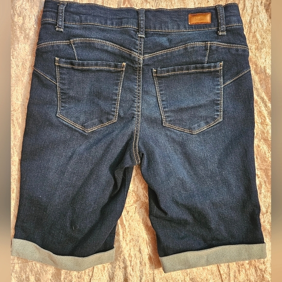 5/$25 Juicy Couture Flaunt It Bermuda Short - Picture 4 of 9